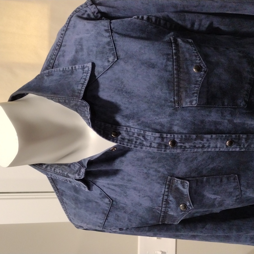 Mossimo mens antiqued blue denim cotton cowboy shirt. Medium